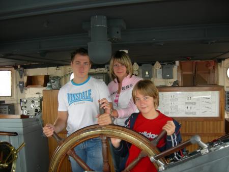 moa fanny et mon frere dans le bato a visiter